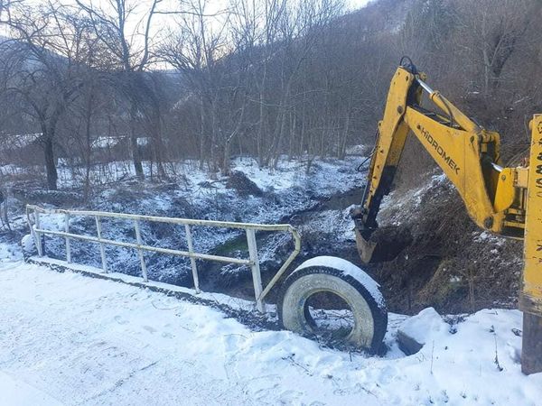 Днес се извърши почистване на затлачения мост при местността "Парка-Люляците"