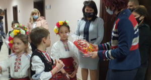 Първокласници зарадваха с мартеници служителите на РУО – Търговище - Targovishte.eu
