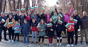 Българската памет и дух ще пребъдат! Ученици на Второ СУ отдадоха почит, пеейки патриотични песни по търговищките пътеки