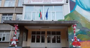 Търговищко училище зарадва възпитаници с първомартенска украса(СНИМКИ)